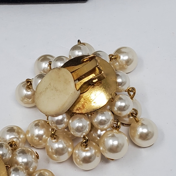 Vintage faux cluster pearl clip on earrings in Great used condition - Picture 5 of 8